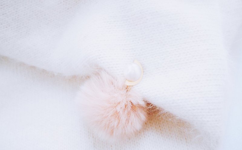 雲絮--金屬半圓貝殼粉毛球夾式耳環 - 耳環/耳夾 - 其他金屬 粉紅色
