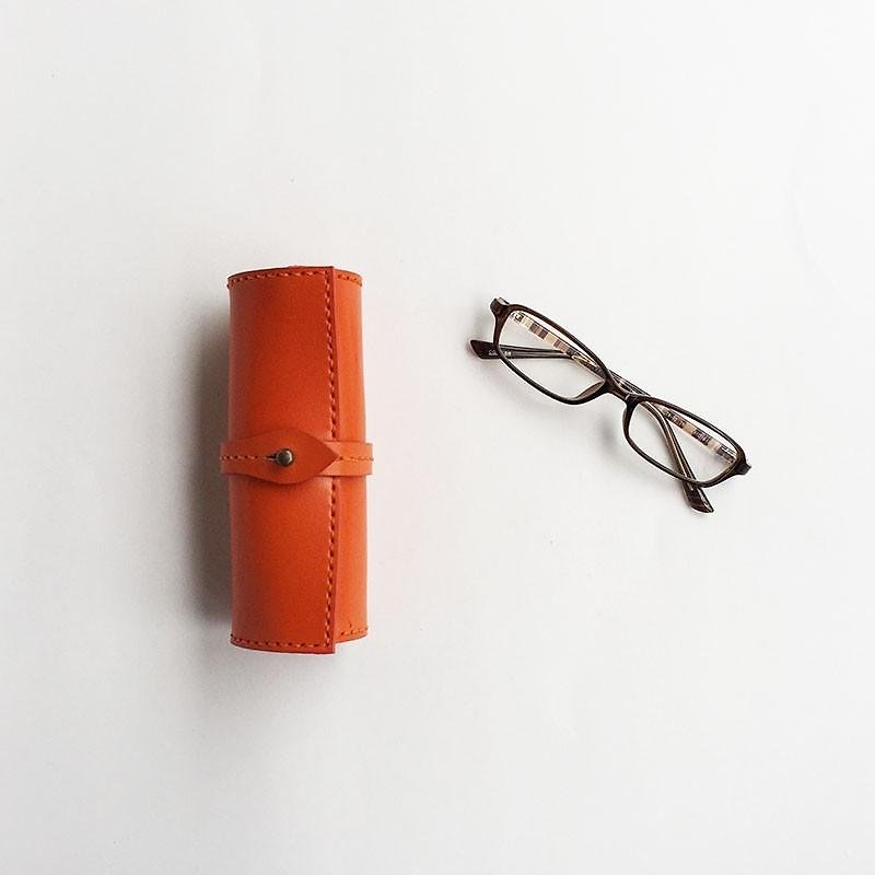 Scroll glasses case orange using the Tochigi leather - รองเท้าลำลองผู้หญิง - วัสดุอื่นๆ 