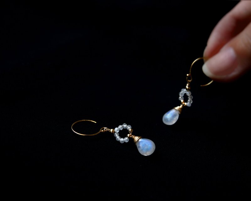 Blue halo moonstone earrings can be changed into clip-on style ~ dirt-free - ต่างหู - เครื่องประดับพลอย ขาว