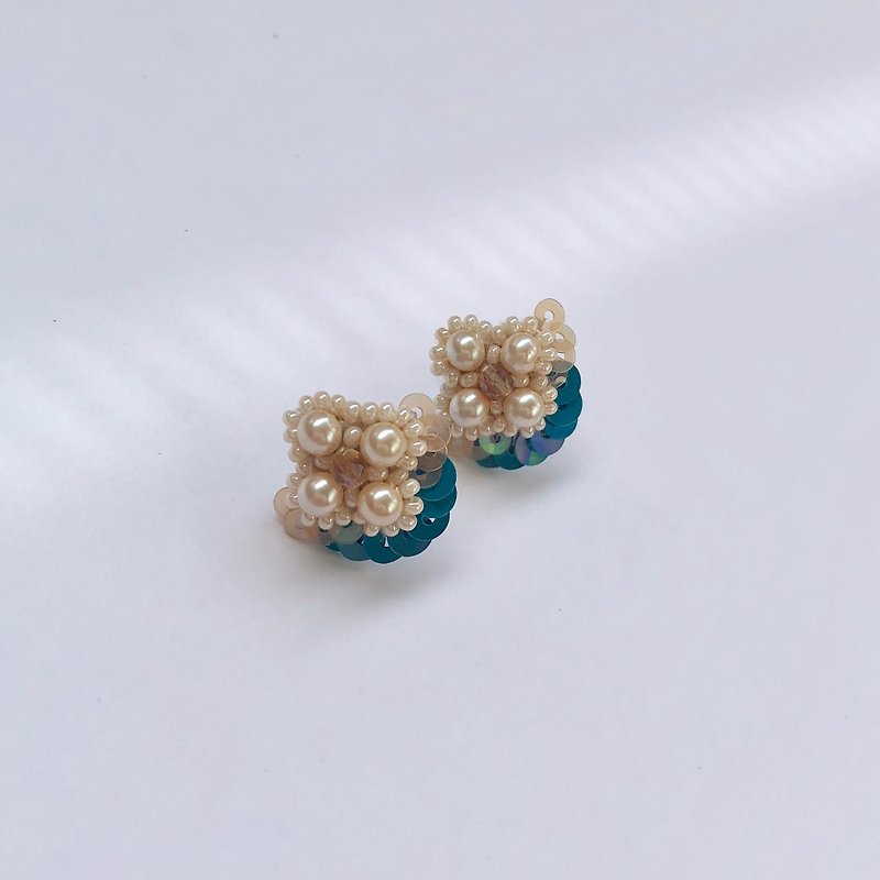 Mini Pearl flower earrings Green - ต่างหู - วัสดุอื่นๆ สีเขียว