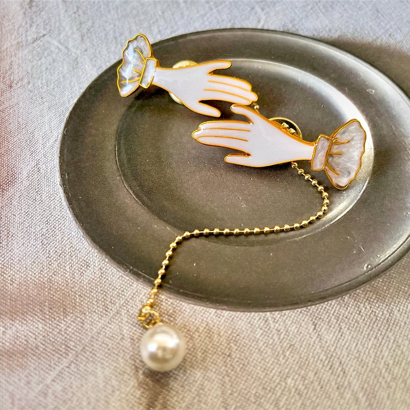 Handmade Hands of relationship pearl brooch Innocence | cloisonné - เข็มกลัด - เรซิน ขาว