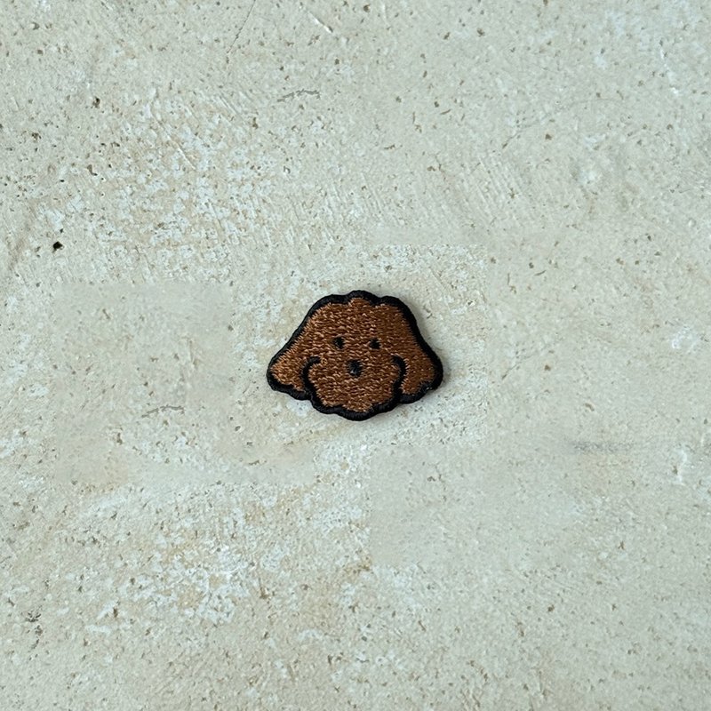 貴賓犬刺繡貼片 - 胸針 - 棉．麻 咖啡色