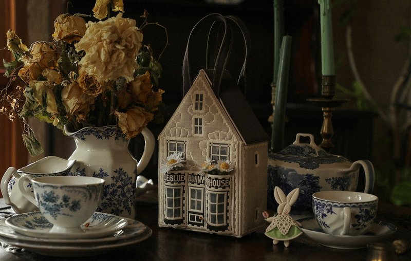 European retro three-dimensional rabbit house pink and black house bag - กระเป๋าแมสเซนเจอร์ - วัสดุอื่นๆ หลากหลายสี