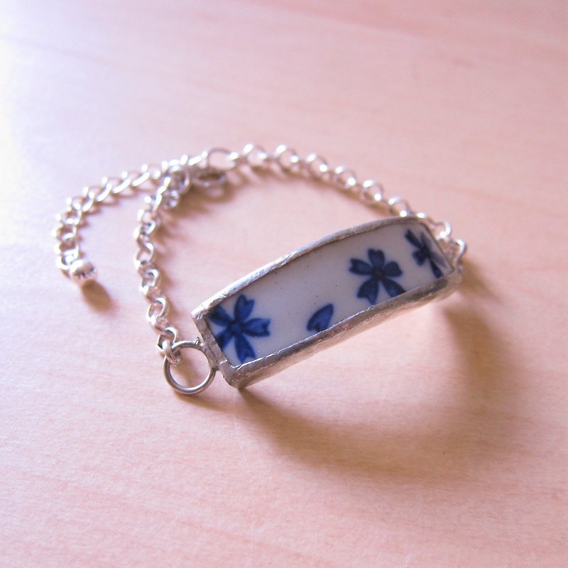 Side edge of the sub-bracelet // 2nd use ornaments / ceramic ornaments / fracture traces / Hand wrapping / blue and white ceramic bracelet / Production - สร้อยข้อมือ - เครื่องลายคราม 