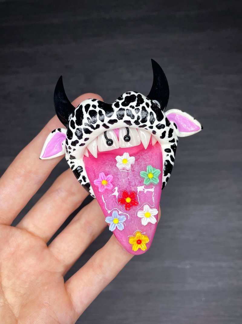 Phone grip. Cow print lips with horns. - 其他 - 黏土 