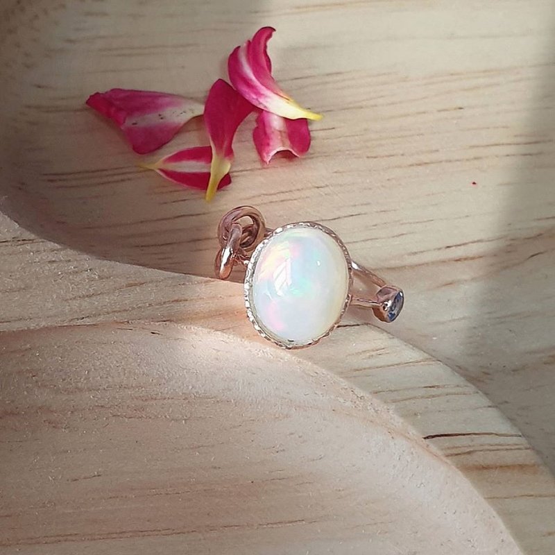 The opal ring is decorated with sapphire and the other side is an Infinity symbol. - 戒指 - 純銀 白色