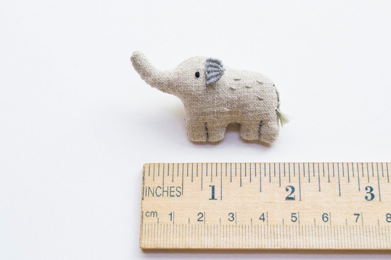 大象胸針 Elephant brooch pin - Elle - เข็มกลัด - ผ้าฝ้าย/ผ้าลินิน สีเทา