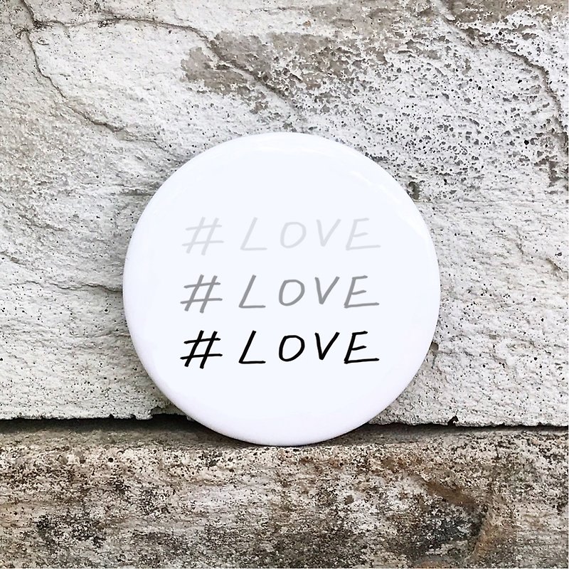 # LOVE /Medium badge - เข็มกลัด/พิน - พลาสติก ขาว