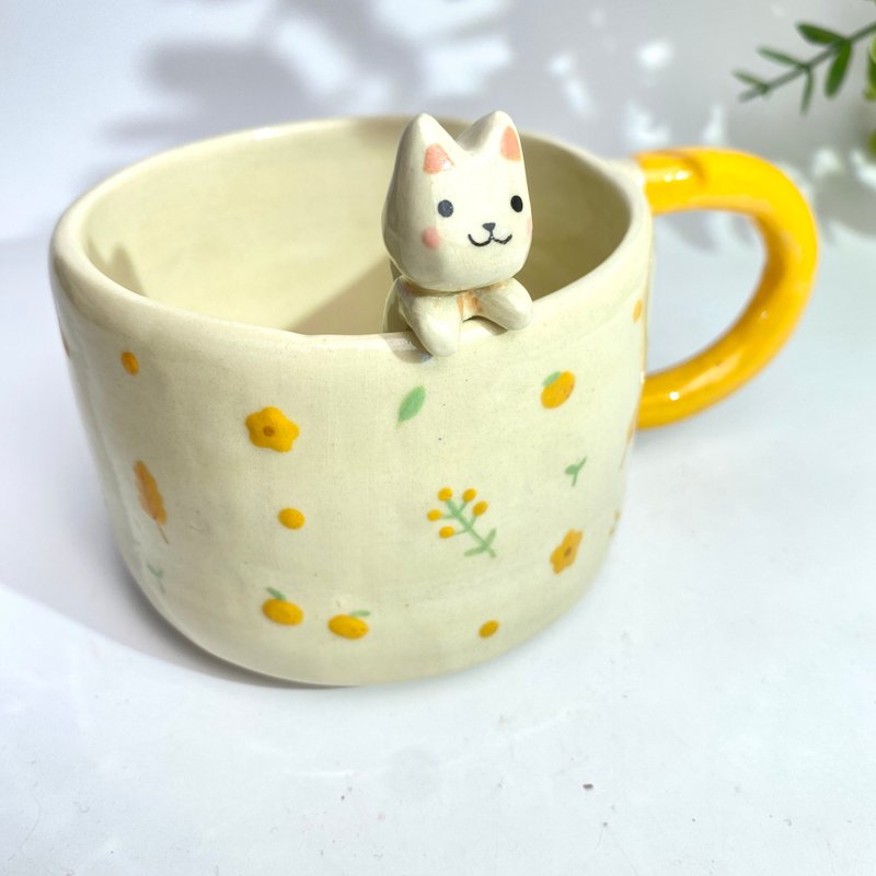 Handmade ceramic mug with a cute orange flower lover pattern and a cat sitting on the mug. - 咖啡杯/馬克杯 - 陶 紅色