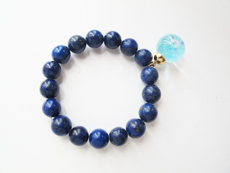 * Rosy Garden * pale baby blue glitter snowflakes flow glass balls with large pieces of blue color of lapis lazuli bracelet bracelet - Bracelets - Glass Blue
