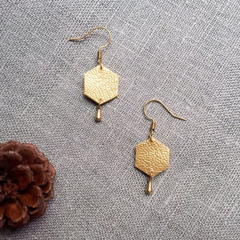 honey / leather hexagon earrings - ต่างหู - หนังแท้ สีทอง