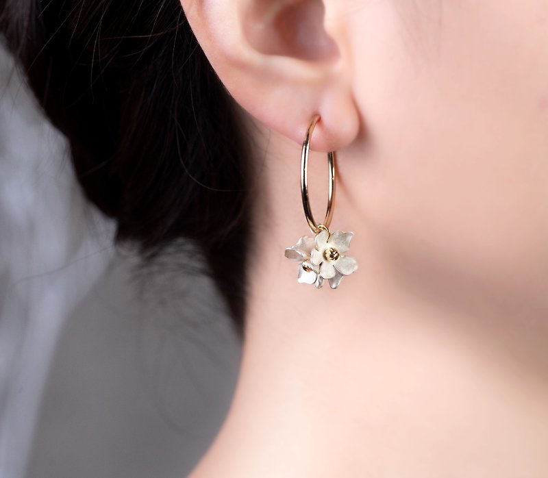 K14gf snow flower bouquet hoop earrings - Earrings & Clip-ons - Other Metals White