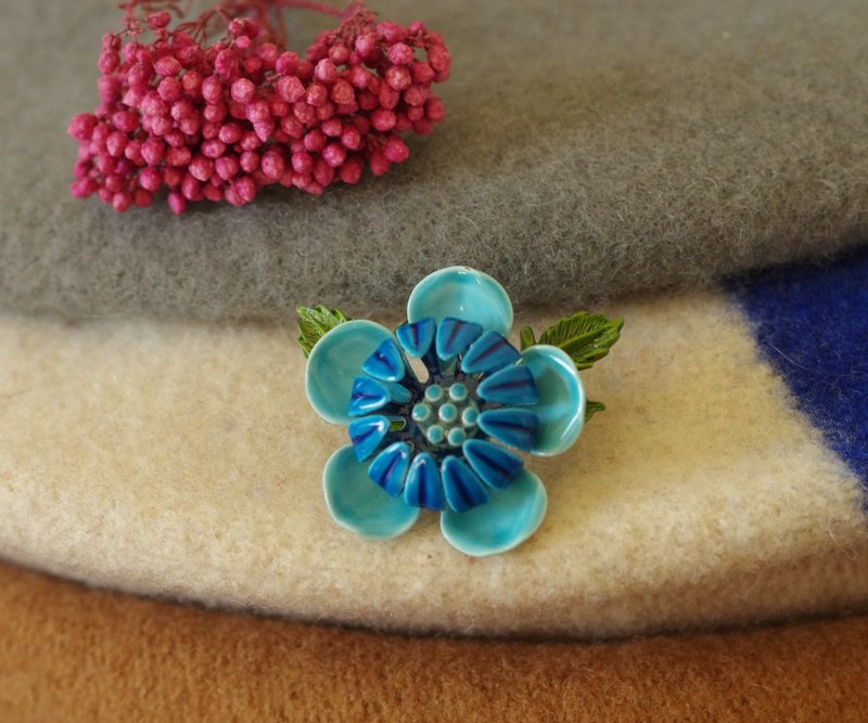 Old and good antique jewelry Vintage blue three-dimensional flower enamel brooch B1550 - เข็มกลัด - โลหะ สีทอง