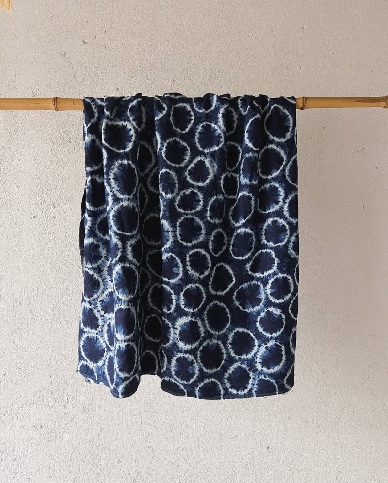 Blue-dyed tie-dye dense circle pattern linen fabric - เย็บปัก/ถักทอ/ใยขนแกะ - ลินิน 