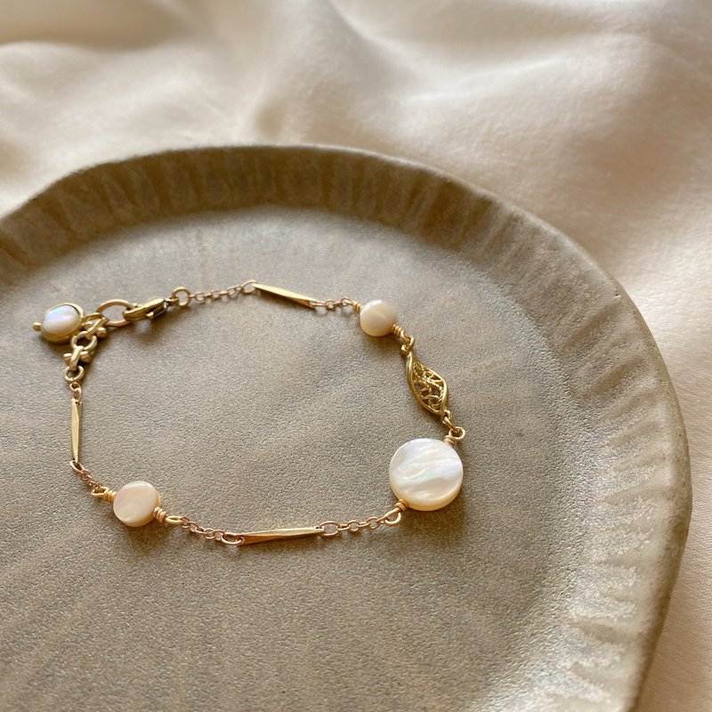 Moon river - Brass bracelet - สร้อยข้อมือ - เครื่องเพชรพลอย หลากหลายสี