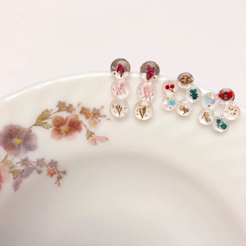 透明花瓣耳環 耳夾 原創 手作 乾燥花 日本樹脂 透明 圓形 小花 - 耳環/耳夾/耳骨夾 - 樹脂 多色