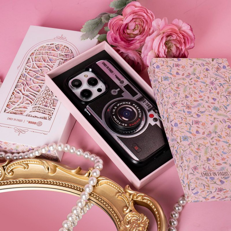 Emily In Paris x THE HOOD Camera Case With Holder for iPhone 14/13/12/11/Pro/Pro - เคส/ซองมือถือ - พลาสติก หลากหลายสี