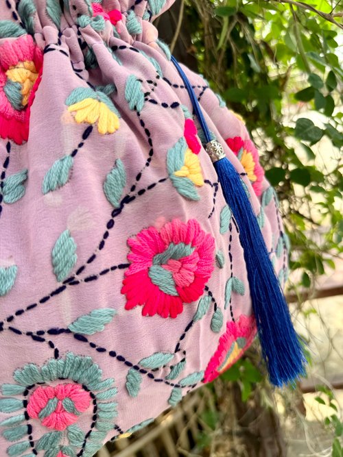 紫とピンクの巾着袋 巾着バッグ NISHIORI 刺繍がかわいい 巾着 選べる5色 卒業式 袴 赤 ピンク