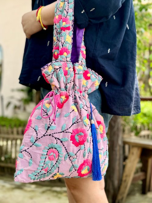 紫とピンクの巾着袋 巾着バッグ 手刺繍のピンクと紫の花柄ロープ巾着バッグ トートバッグ