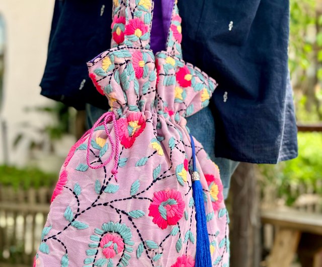紫とピンクの巾着袋 巾着バッグ 手刺繍のピンクと紫の花柄ロープ巾着バッグ トートバッグ