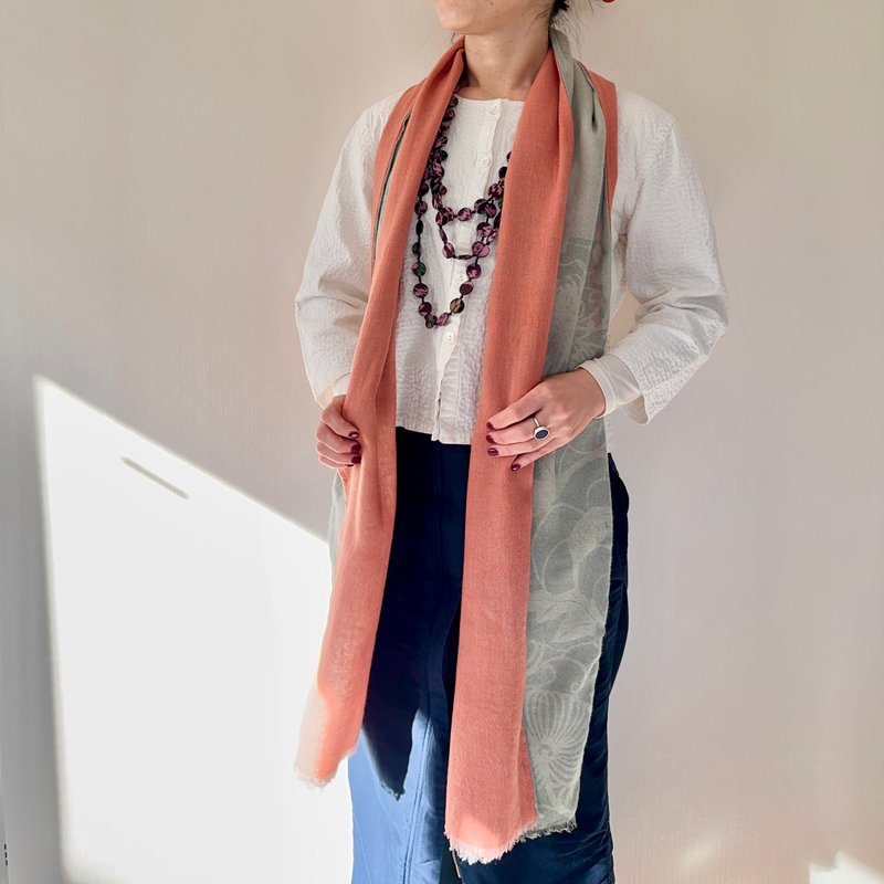 クチナシと西洋茜の草木手染ストール　麻ウール混　型染め菊文様アリ - 圍巾/披肩 - 棉．麻 橘色