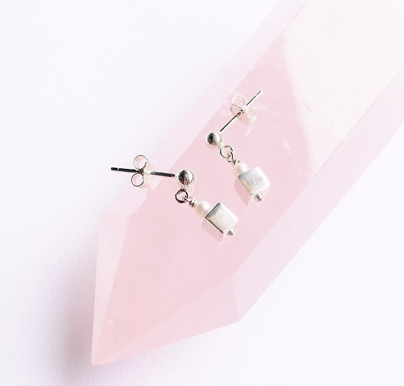 Sterling Silver Mini Stereo Small Square Earrings Wild Customized Natural Stone Light Jewelry 925 Sterling Silver - ต่างหู - เครื่องเพชรพลอย สีเทา