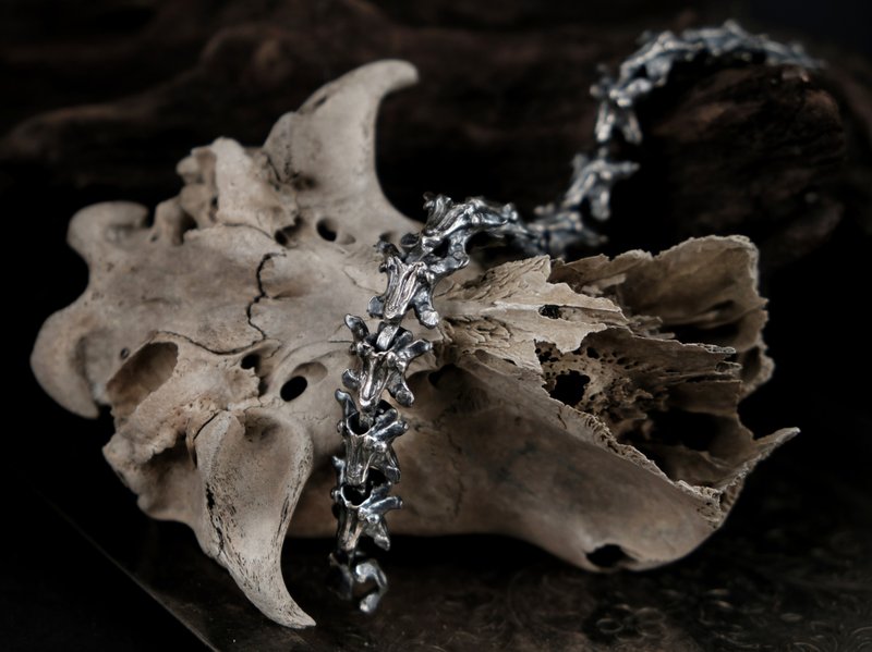 【Mountain Skeleton】The Road of Thorns—Snake Bone Bracelet - สร้อยข้อมือ - เงิน สีเงิน