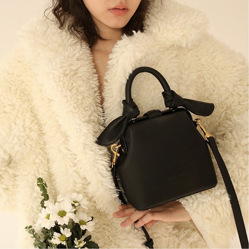 Small quiet black horns gold crossbody bag hand-stitched imported first layer cowhide shoulder bag - กระเป๋าแมสเซนเจอร์ - หนังแท้ สีดำ