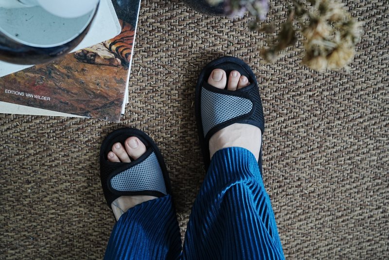 AC RABBIT two-color Velcro straps with low pressure equalization kinetic energy air cushion indoor slippers with adjustable upper width - รองเท้าแตะในบ้าน - เส้นใยสังเคราะห์ หลากหลายสี