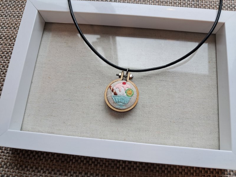 來碗剉冰_手工刺繡迷你繡框項鍊 - 項鍊 - 繡線 多色