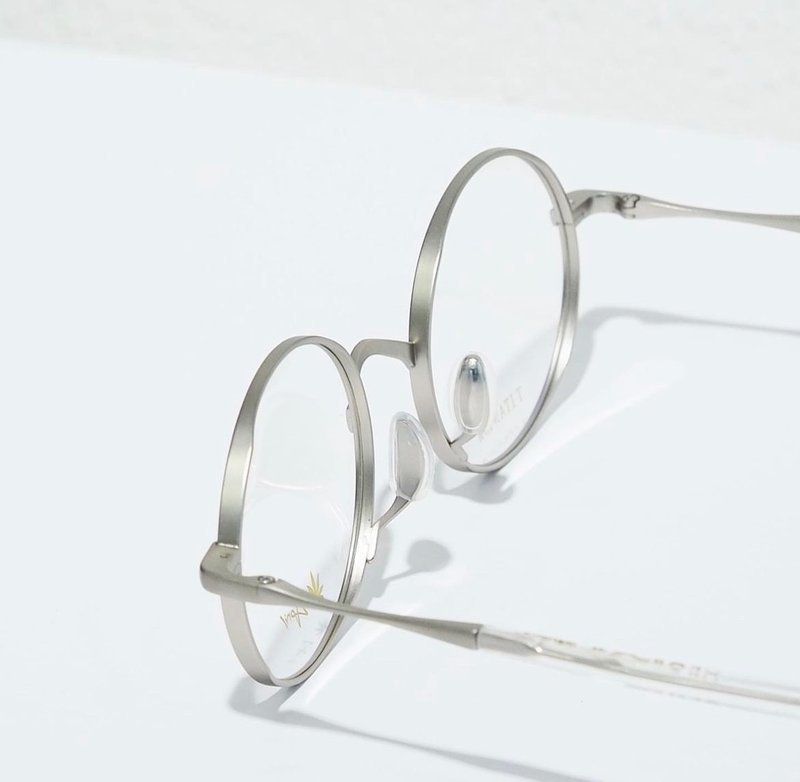 Handcrafted Round glasses frame : Matte Silver Japanese Touch Nose Pad Design - 眼鏡/鏡框 - 其他材質 灰色