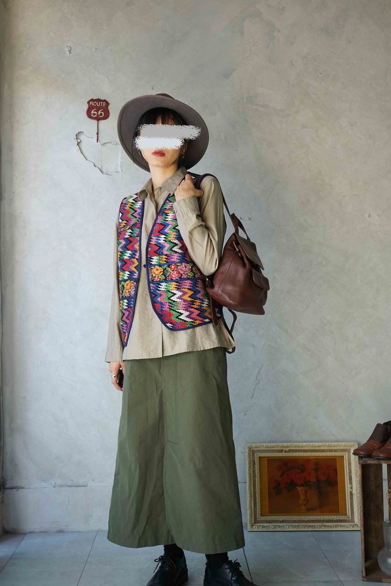 尋寶古著-民俗風手工感彩色幾何緹花搭配背心馬甲 - 背心/無袖上衣 - 聚酯纖維 多色