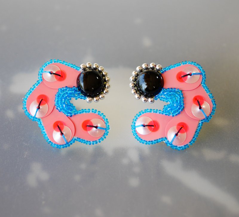 Made to order tsububu / Bead embroidery / Microorganisms / Earrings / Pink feather - Earrings & Clip-ons - Thread Pink