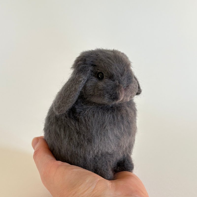 羊毛氈兔子 蓬鬆藍色小兔 垂耳兔 坐姿款 - 公仔/玩偶 - 羊毛 灰色