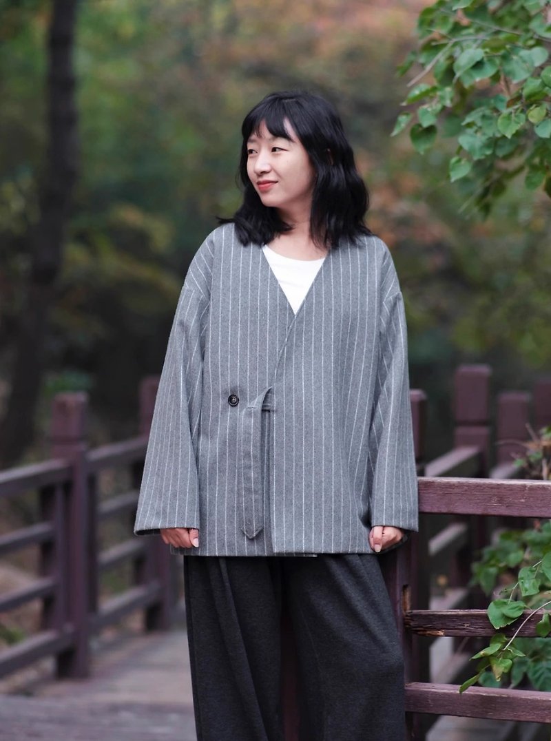 Japanese-style vertical striped V-neck blazer - เสื้อผู้หญิง - วัสดุอื่นๆ สีเทา
