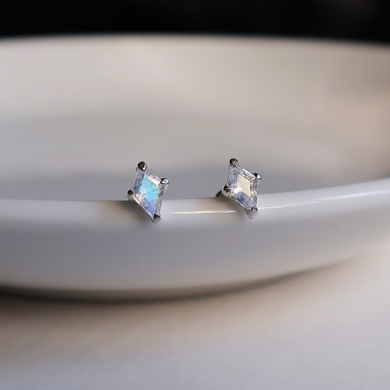 925 sterling silver rhombus moonstone prong-set bead lock earrings and Clip-On with free gift packaging - ต่างหู - เงินแท้ ขาว