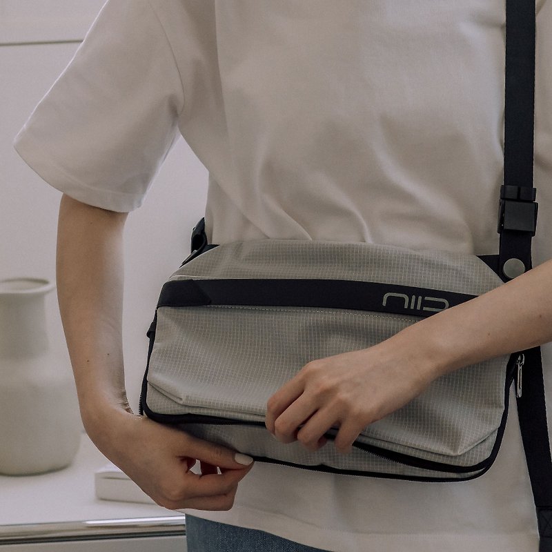 NEO Fancy shoulder bag (white/cool black) - กระเป๋าแมสเซนเจอร์ - วัสดุอื่นๆ 