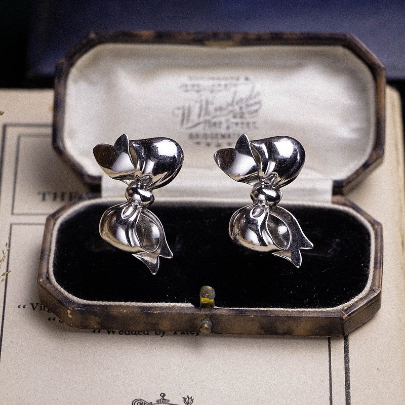 American Monet brand antique silver three-dimensional bow shape patented painless Clip-On - ต่างหู - โลหะ สีเงิน