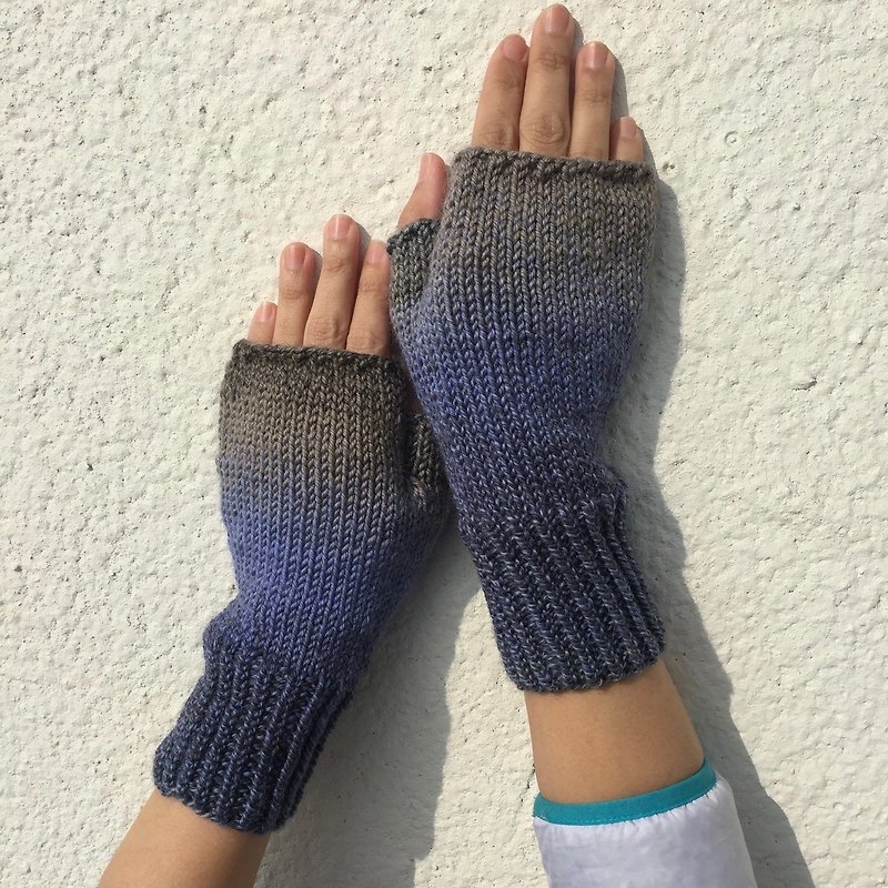 Xiao fabric - hand-woven woolen mittens gradient - Blue Ocean - ถุงมือ - ขนแกะ สีน้ำเงิน