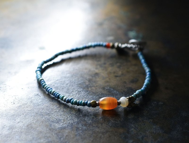 多彩水色シードビーズとシャン族ヴィンテージカーネリアン、古代瑪瑙、oldオリッサブラスの華奢なブレス - 手鍊/手環 - 玻璃 藍色