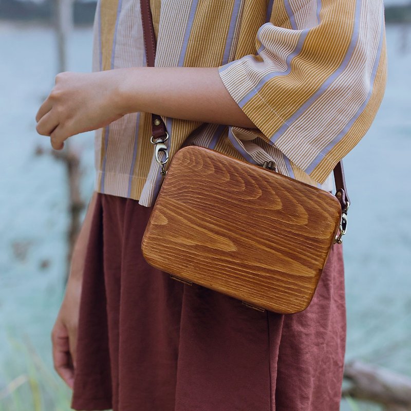 Vintage retro handmade log bag messenger bag shoulder bag - กระเป๋าแมสเซนเจอร์ - ไม้ 