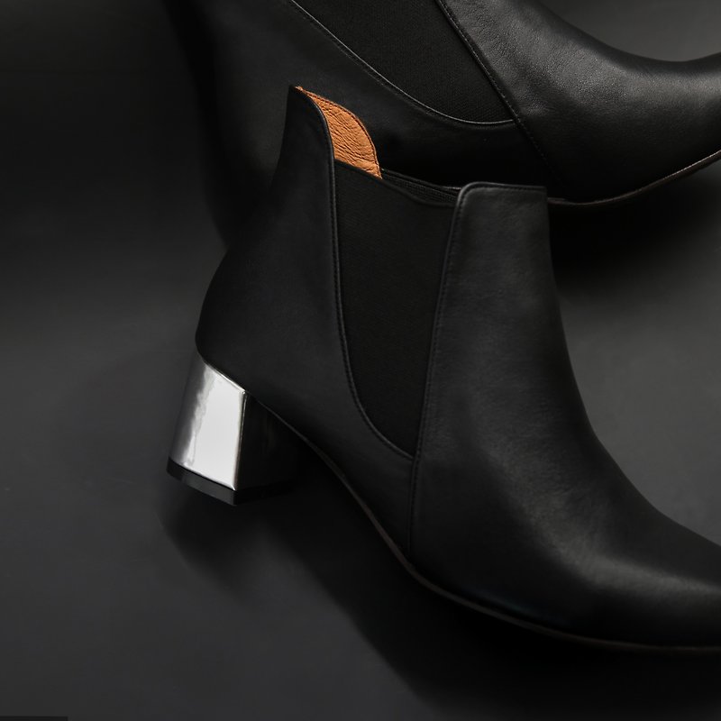 Turns Boots Heel Boots (Silver) Dark Grey Silver| WL - รองเท้าบูทสั้นผู้หญิง - หนังแท้ สีเงิน