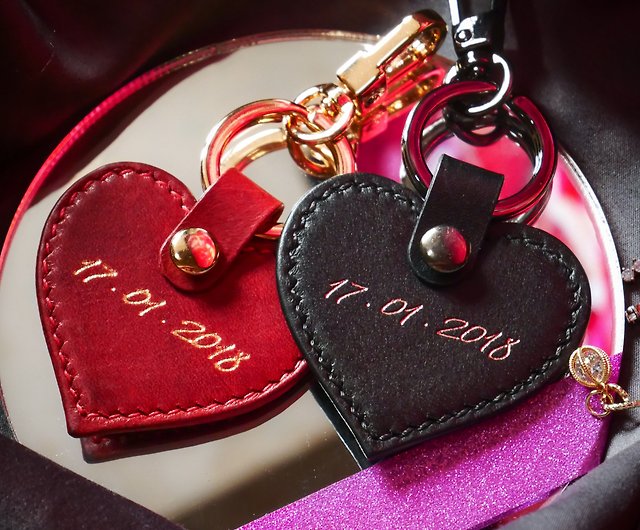 Free engraved name on the front and back] Heart-shaped leather