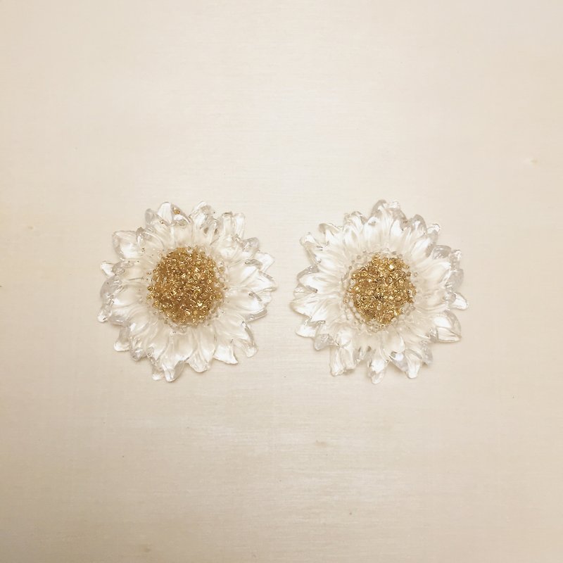 Vintage transparent daisy earring Clip-On - ต่างหู - เรซิน สีใส