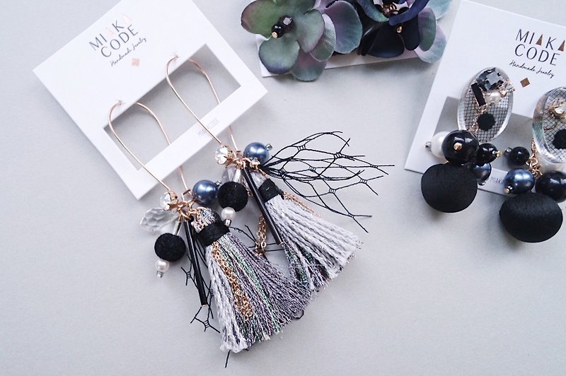 [Dark Series] Black gauze Swarovski crystal beads tassel handmade earrings/ Clip-On - ต่างหู - วัสดุอื่นๆ สีดำ