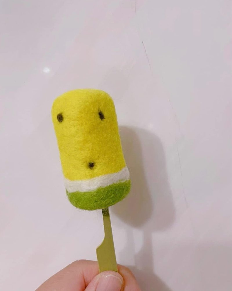 羊毛氈 西瓜冰棒羊毛氈鑰匙圈 圓柱形 - 鑰匙圈/鑰匙包 - 羊毛 黃色