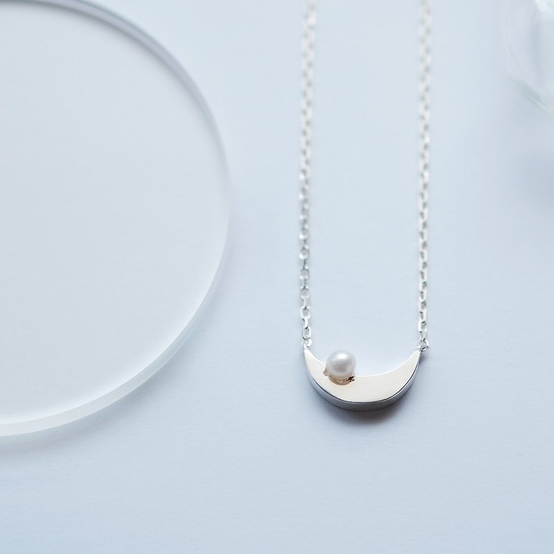 Crescent Moon & Pearl Necklace Silver 925 - สร้อยคอ - โลหะ สีเงิน