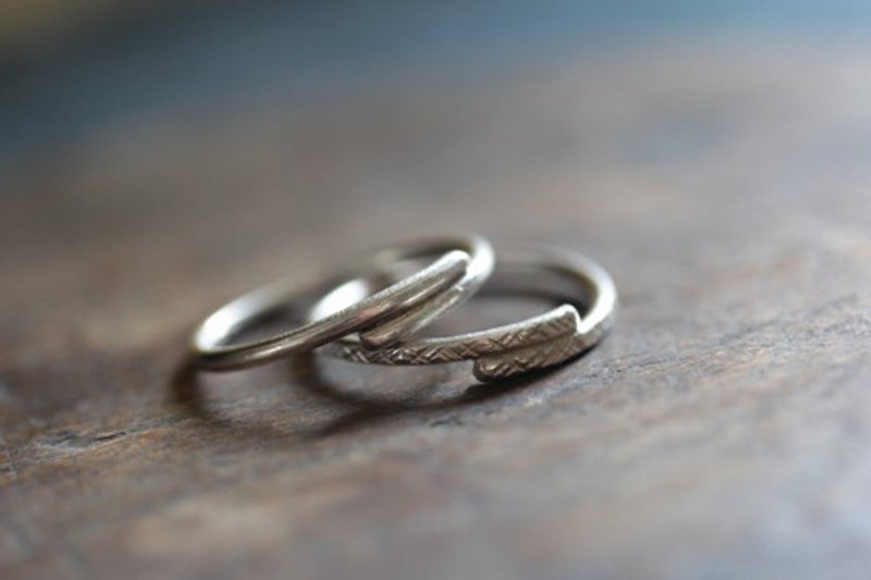 Pair of minimal handmade silver wrap rings with different textures (R0037) - แหวนทั่วไป - เงิน สีเงิน
