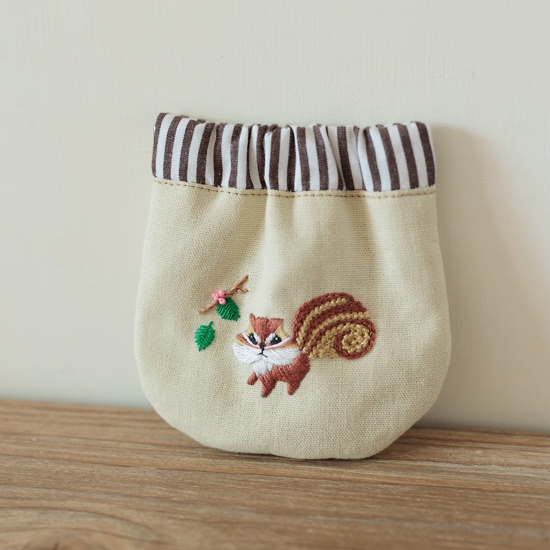 Hand embroidered cute squirrel original color Linen and linen shrapnel gold mouth bag - Coin Purses - Cotton & Hemp Khaki