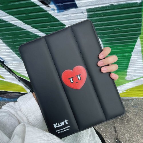 Knocky 原創 iPad 插畫家聯名羽絨保護殼【Kurt 愛心款】